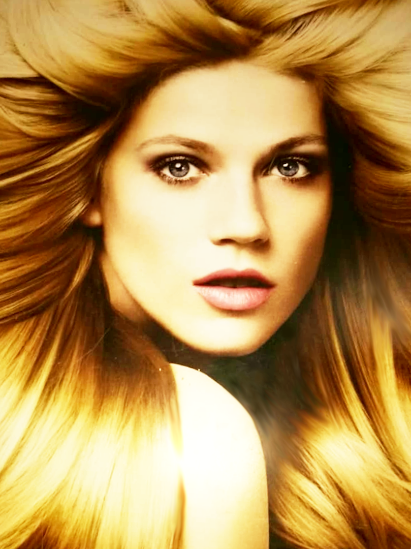 Vi vet att frisör och smink är ett kreativt, roligt och autentiskt sätt att uttrycka sig, det är därför vi levererar alla våra skönhetsprodukter, från den bästa kvalitet och pris, hem till dig.Dessutom ligger vår fokus på att erbjuda kunderna professione